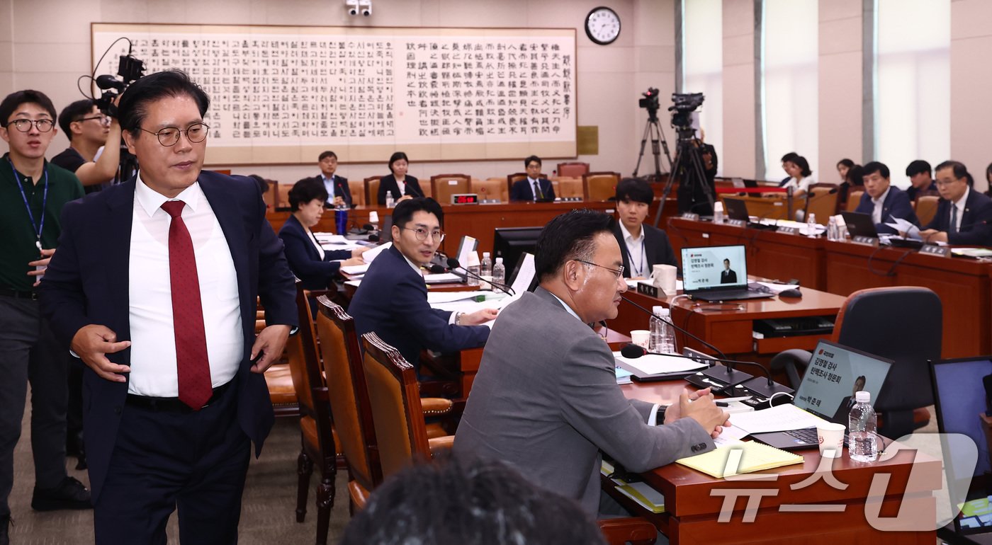본문 이미지 - 송석준 국민의힘 의원이 14일 오후 서울 여의도 국회 법제사법위원회에서 열린 김영철 서울북부지검 차장검사 '탄핵소추사건 조사' 관련 청문회에서 정청래 법사위원장이 자신의 의사진행 발언 신청을 건너뛰자 퇴장하고 있다. 2024.8.14/뉴스1 ⓒ News1 김민지 기자