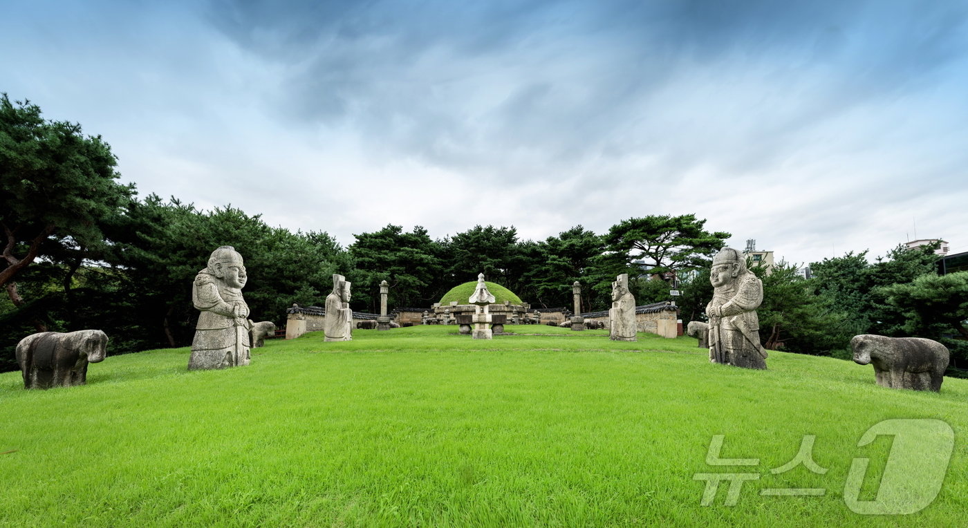 본문 이미지 - 서울 선릉과 정릉_정릉 능침. 국가유산청 제공
