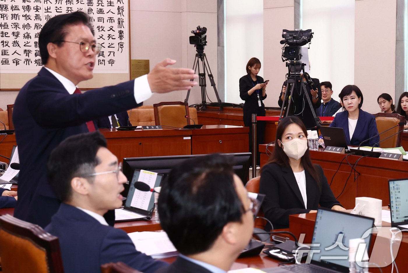 송석준 국민의힘 의원이 14일 오후 서울 여의도 국회에서 열린 김영철 서울북부지검 차장검사 &#39;탄핵소추사건 조사&#39;와 관련한 청문회에서 송 의원이 전현희 더불어민주당에게 한 &#34;그분&#40;권익위원회 간부&#41;의 죽음에 본인은 죄가 없는가＂라는 발언을 두고 정청래 법사위원장이 사과하라고 하자 항의하고 있다. 2024.8.14/뉴스1 ⓒ News1 김민지 기자