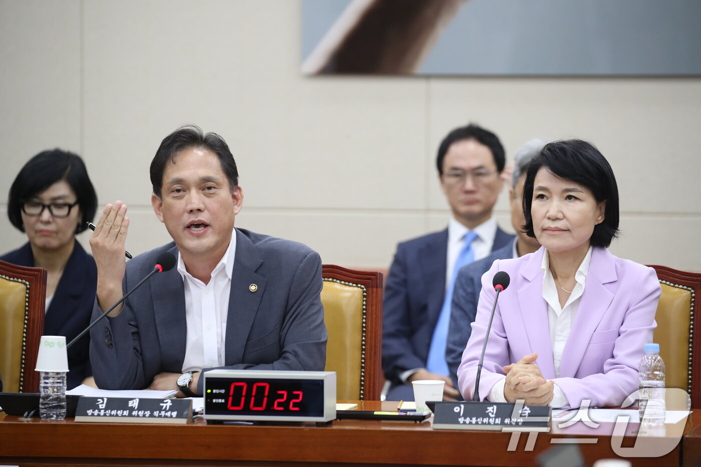 김태규 방송통신위원장 직무대행이 14일 오후 서울 여의도 국회 과학기술정보방송통신위원회에서 열린 방송장악 2차 청문회에서 발언하고 있다. 오른쪽은 이진숙 방통위원장. 2024.8.14/뉴스1 ⓒ News1 이광호 기자