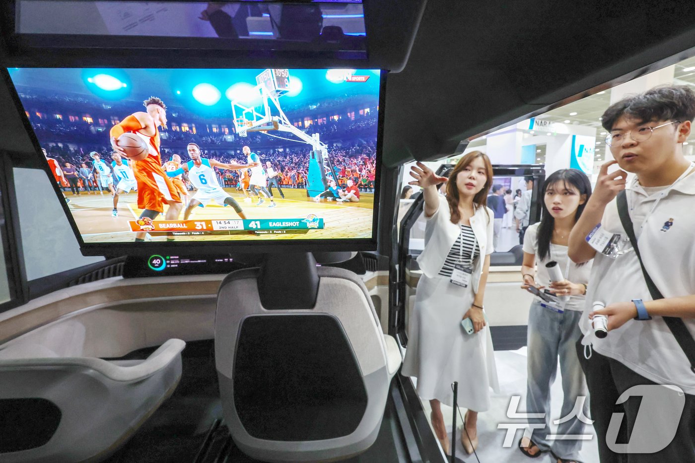 본문 이미지 - 14일 서울 강남구 코엑스에서 열린 '2024 한국디스플레이산업 전시회'를 찾은 관람객들이 차량용 OLED를 살펴보고 있다. 2024.8.14/뉴스1 ⓒ News1 민경석 기자