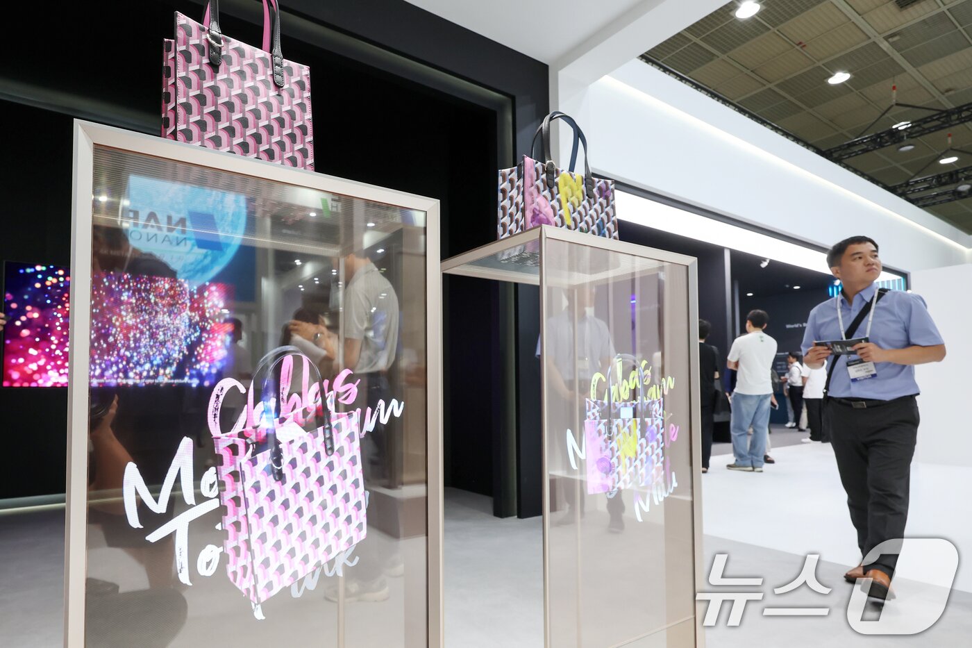 본문 이미지 - 14일 서울 강남구 코엑스에서 열린 &#39;2024 한국디스플레이산업 전시회&#39;에 마련된 LG 디스플레이 부스를 찾은 관람객들이 전시된 상품에 대한 정보를 안내하는 투명 OLED 디스플레이를 살펴보고 있다. 2024.8.14/뉴스1 ⓒ News1 민경석 기자