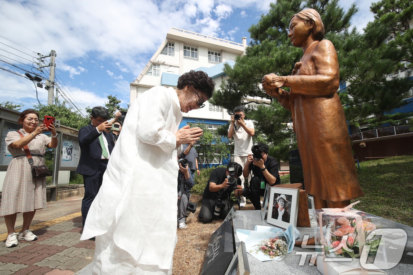 일본군 &#39;위안부&#39; 피해자 이용수 할머니가 14일 오후 &#39;세계 일본군 위안부 기림일&#39;을 맞아 대구 남구 대구여자상업고등학교에 마련된 평화의 소녀상을 찾아 헌화한 뒤 묵념하고 있다. 2024.8.14/뉴스1 ⓒ News1 공정식 기자