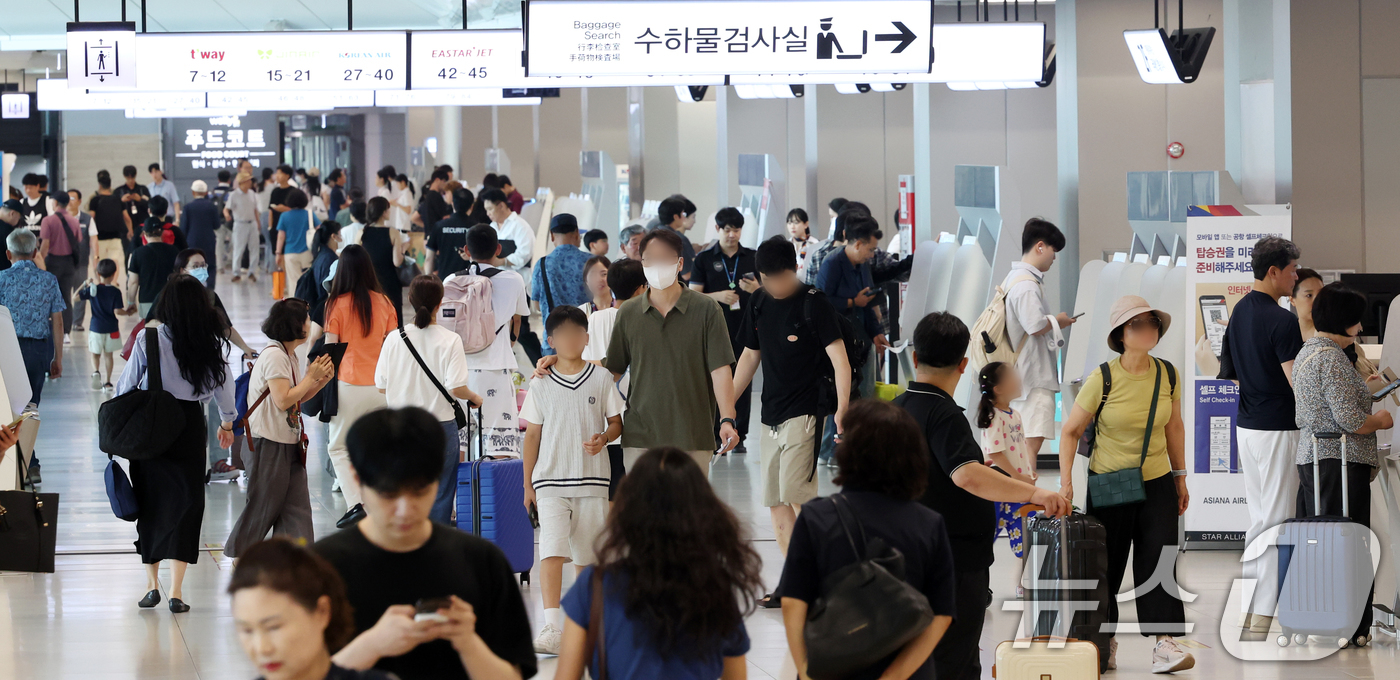 (서울=뉴스1) 김명섭 기자 = 14일 서울 강서구 김포공항에서 광복절 징검다리 연휴를 맞은 시민들이 제주도 여행을 가기 위해 탑승 절차를 하고 있다.제주도관광협회에 따르면 이날부 …