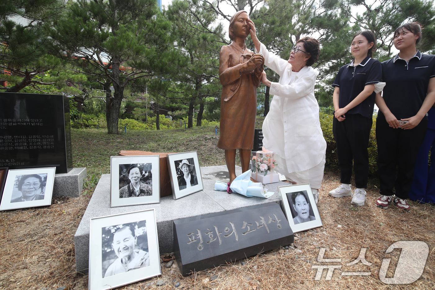 (대구=뉴스1) 공정식 기자 = 일본군 '위안부' 피해자 이용수 할머니가 14일 오후 '세계 일본군 위안부 기림일'을 맞아 대구 남구 대구여자상업고등학교에 마련된 평화의 소녀상을 …