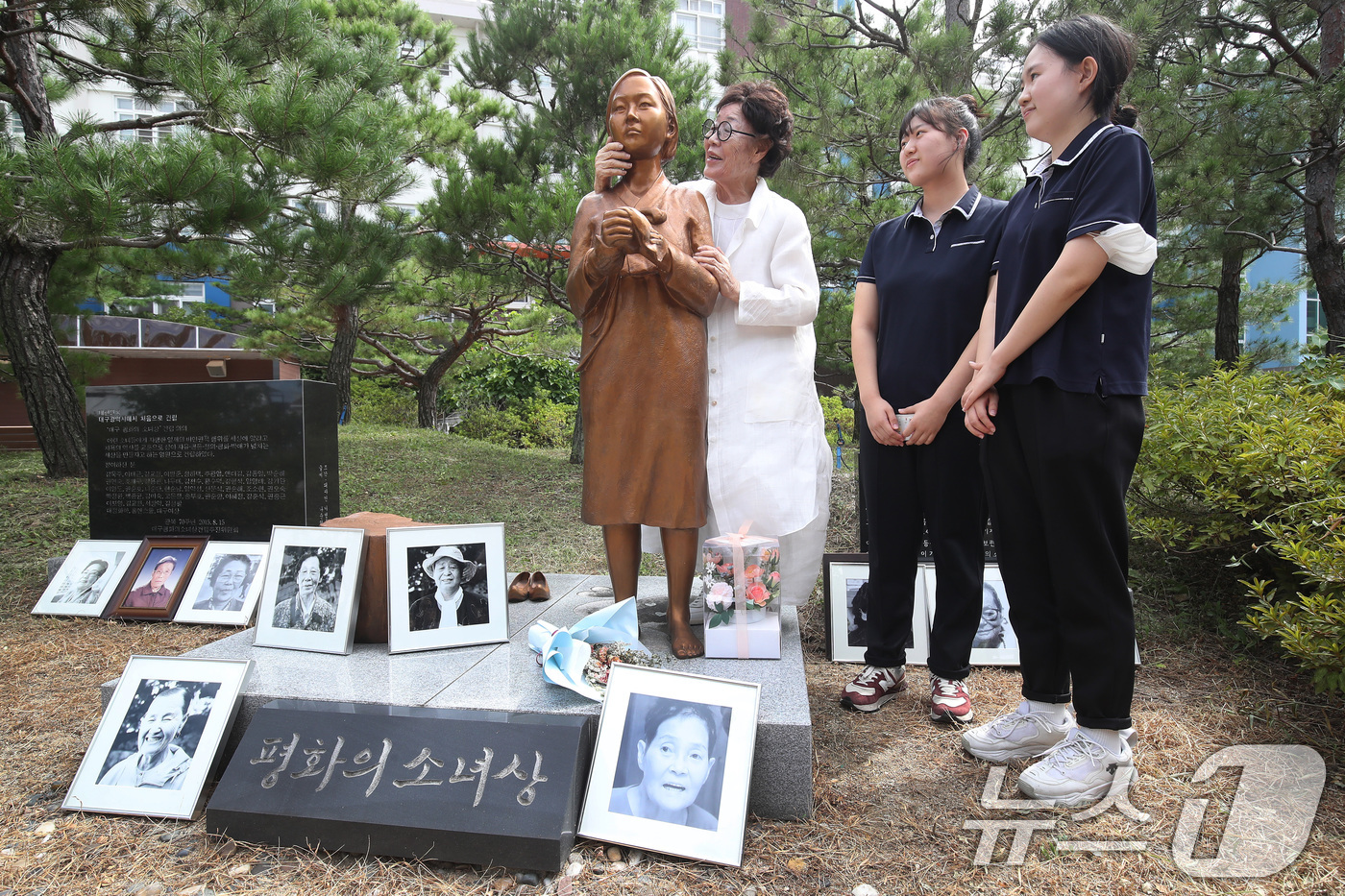 (대구=뉴스1) 공정식 기자 = 일본군 '위안부' 피해자 이용수 할머니가 14일 오후 '세계 일본군 위안부 기림일'을 맞아 대구 남구 대구여자상업고등학교에 마련된 평화의 소녀상을 …