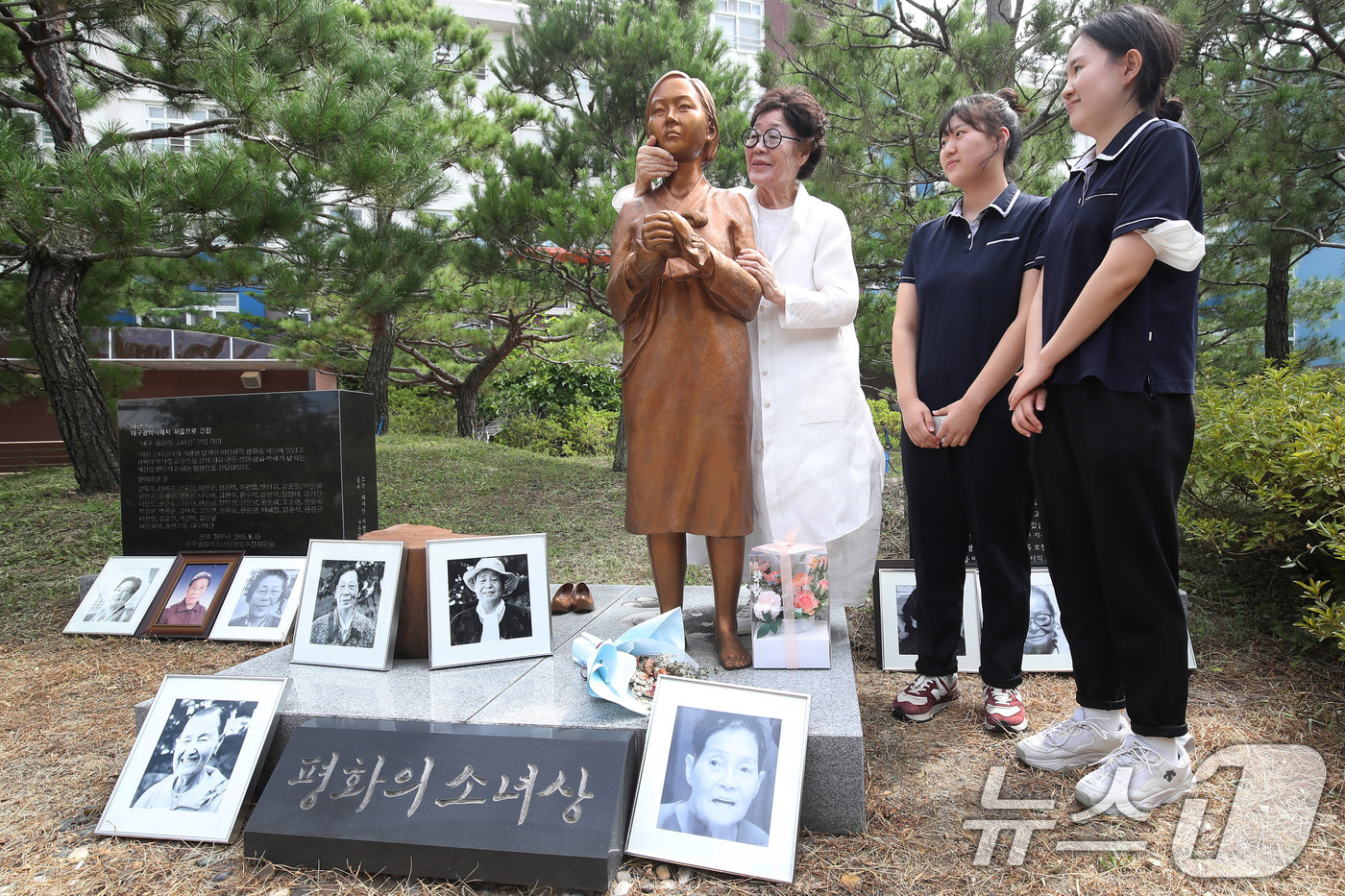 (대구=뉴스1) 공정식 기자 = 일본군 '위안부' 피해자 이용수 할머니가 14일 오후 '세계 일본군 위안부 기림일'을 맞아 대구 남구 대구여자상업고등학교에 마련된 평화의 소녀상을 …