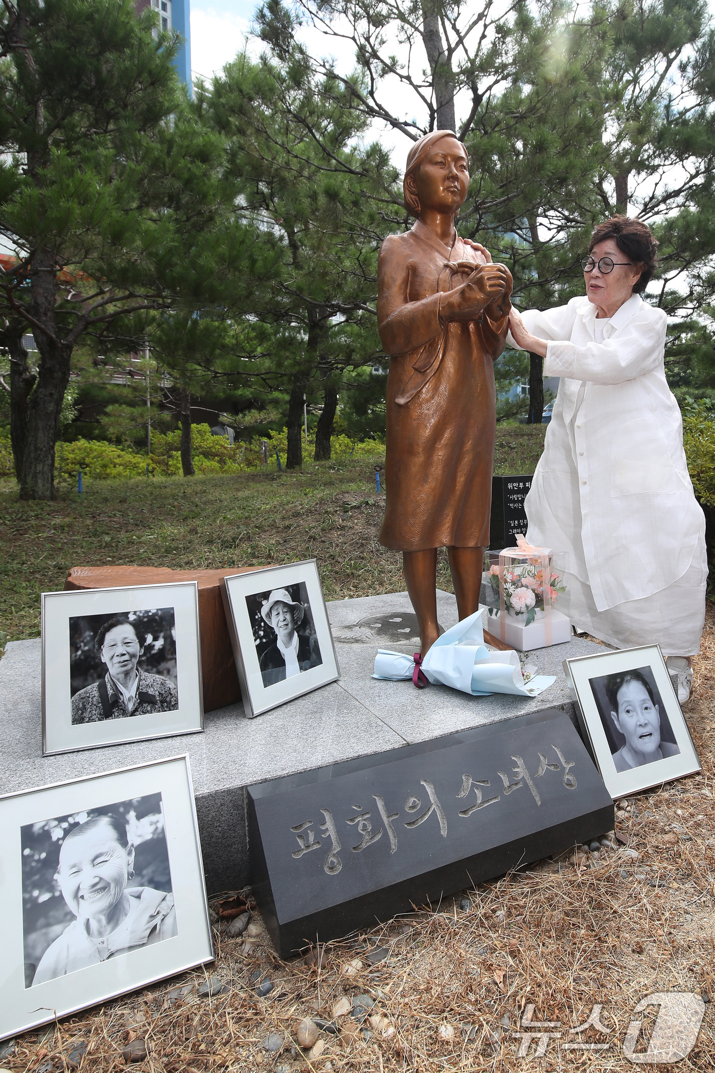 (대구=뉴스1) 공정식 기자 = 일본군 '위안부' 피해자 이용수 할머니가 14일 오후 '세계 일본군 위안부 기림일'을 맞아 대구 남구 대구여자상업고등학교에 마련된 평화의 소녀상을 …