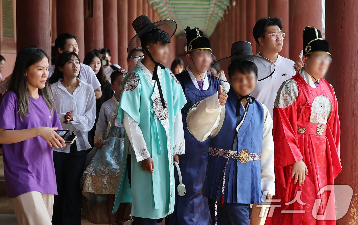 14일 오후 서울 종로구 경복궁에서 여성가족부 주최로 열린 &#39;한·베 다문화가족 청소년 초청캠프&#39;에 참석한 청소년들이 궁궐을 관람하고 있다. 2024.8.14/뉴스1 ⓒ News1 김진환 기자