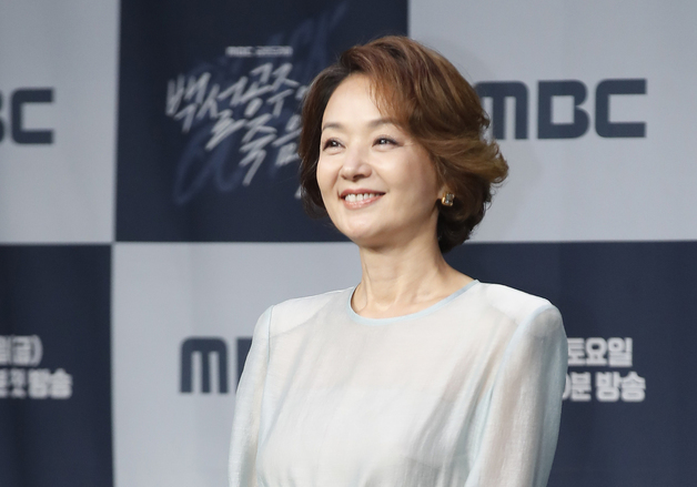 배종옥, 장모 됐다…30여년 홀로 키운 딸 시집 보내