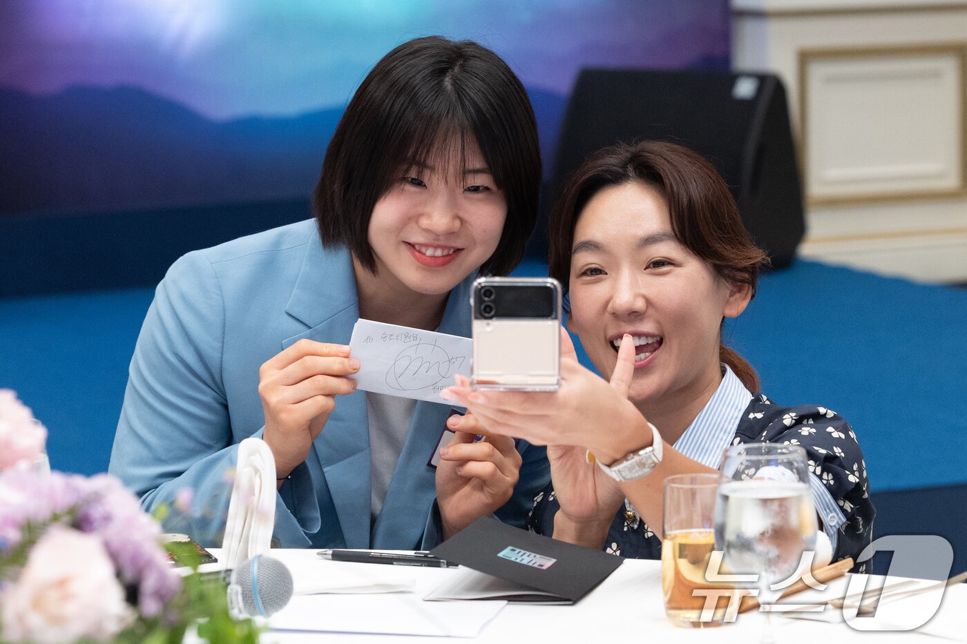 본문 이미지 - 파리올림픽 유도 메달리스트 허미미 선수가 14일 청와대 영빈관에서 열린 독립유공자 후손 초청 오찬에서 한 참석자와 함께 셀카를 찍고 있다. &#40;대통령실 제공&#41; 2024.8.14/뉴스1 ⓒ News1 송원영 기자