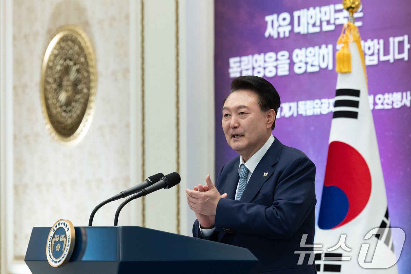 본문 이미지 - 윤석열 대통령이 14일 청와대 영빈관에서 열린 독립유공자 후손 초청 오찬에서 박수를 치고 있다. &#40;대통령실 제공&#41; 2024.8.14/뉴스1 ⓒ News1 송원영 기자