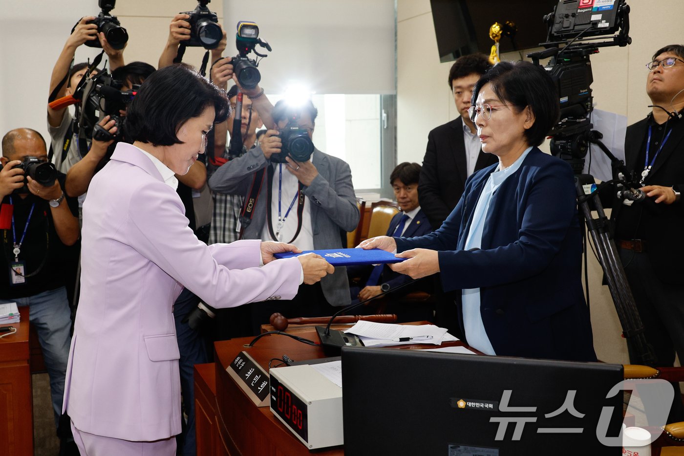 이진숙 방송통신위원회 위원장이 14일 오후 서울 여의도 국회 과학기술정보방송통신위원회 전체회의장에서 열린 방송장악 2차 청문회에 출석해 증인 선서를 마친 뒤 선서문을 최민희 위원장에게 전달하고 있다. 2024.8.14/뉴스1 ⓒ News1 안은나 기자