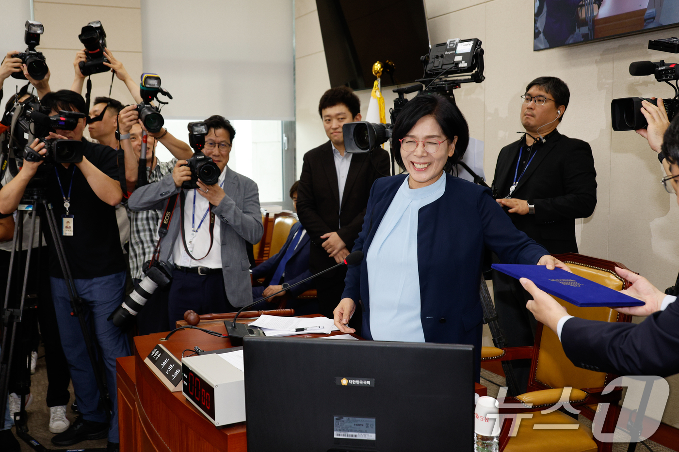 (서울=뉴스1) 안은나 기자 = 이진숙 방송통신위원회 위원장이 14일 오후 서울 여의도 국회 과학기술정보방송통신위원회 전체회의장에서 열린 방송장악 2차 청문회에 출석해 증인 선서문 …