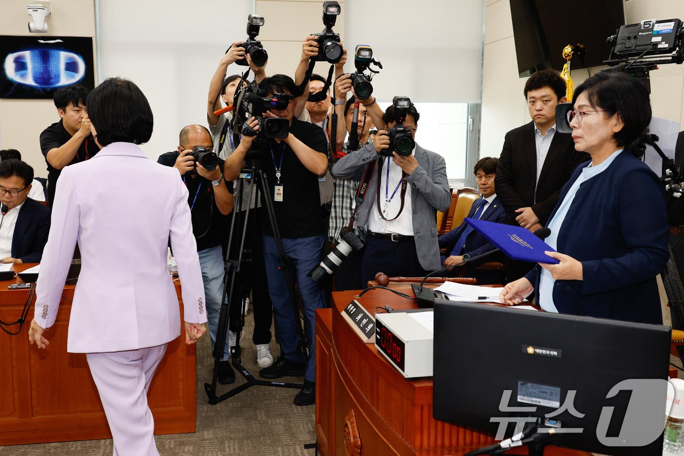 본문 이미지 - 이진숙 방송통신위원회 위원장이 14일 오후 서울 여의도 국회 과학기술정보방송통신위원회 전체회의장에서 열린 방송장악 2차 청문회에 출석해 증인 선서문을 최민희 위원장에게 전달한 뒤 인사없이 자리로 향하고 있다. 2024.8.14/뉴스1 ⓒ News1 안은나 기자