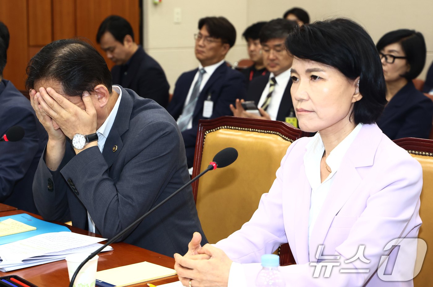 본문 이미지 - 이진숙 방송통신위원장과 김태규 방송통신위원장 직무대행이 14일 오후 서울 여의도 국회 과학기술정보방송통신위원회 전체회의장에서 열린 방송장악 2차 청문회에 출석해 자리하고 있다. 2024.8.14/뉴스1 ⓒ News1 김민지 기자