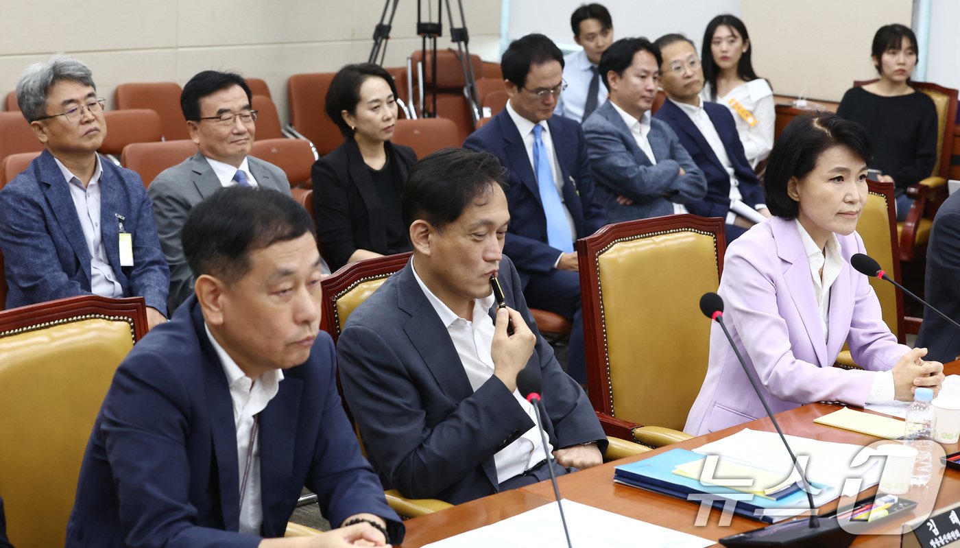 본문 이미지 - 이진숙 방송통신위원장(오른쪽)을 비롯한 증인 및 참고인들이 14일 오후 서울 여의도 국회 과학기술정보방송통신위원회 전체회의장에서 열린 방송장악 2차 청문회에서 의원 질의를 듣고 있다. 2024.8.14/뉴스1 ⓒ News1 김민지 기자