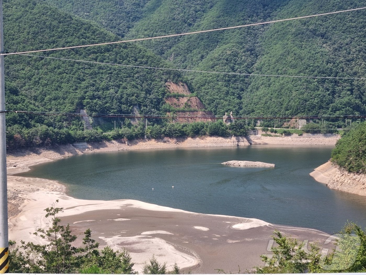 본문 이미지 - 무더위가 이어진 14일 강원 강릉시 성산면 오봉저수지 수위가 낮아지며 바닥을 드러내고 있다. 이날 기준 강릉 오봉저수지 저수율은 39.3%로 전국 평균(75.4%)보다 현저히 낮은 수준을 보이고 있다. 2024.8.14/뉴스1 ⓒ News1 윤왕근 기자