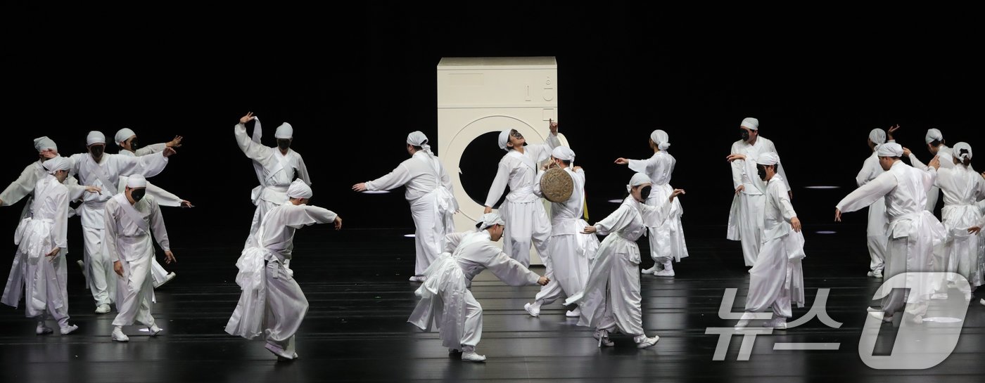 본문 이미지 - 전주세계소리축제 개막일인 14일 전북자치도 전주시 한국소리문화의전당 모악당에서 관계자들이 개막공연 리허설을 하고 있다. 2024.8.14/뉴스1 ⓒ News1 유경석 기자