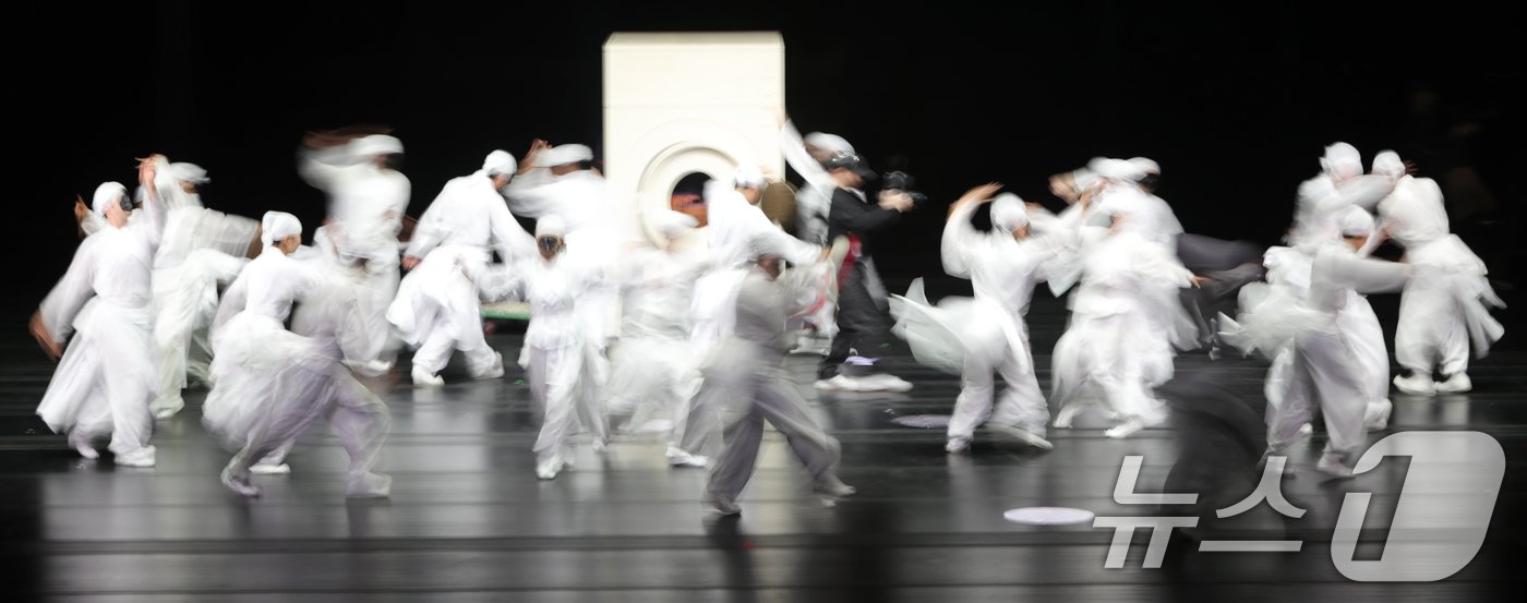 전주세계소리축제 개막일인 14일 전북자치도 전주시 한국소리문화의전당 모악당에서 관계자들이 개막공연 리허설을 하고 있다. 2024.8.14/뉴스1 ⓒ News1 유경석 기자