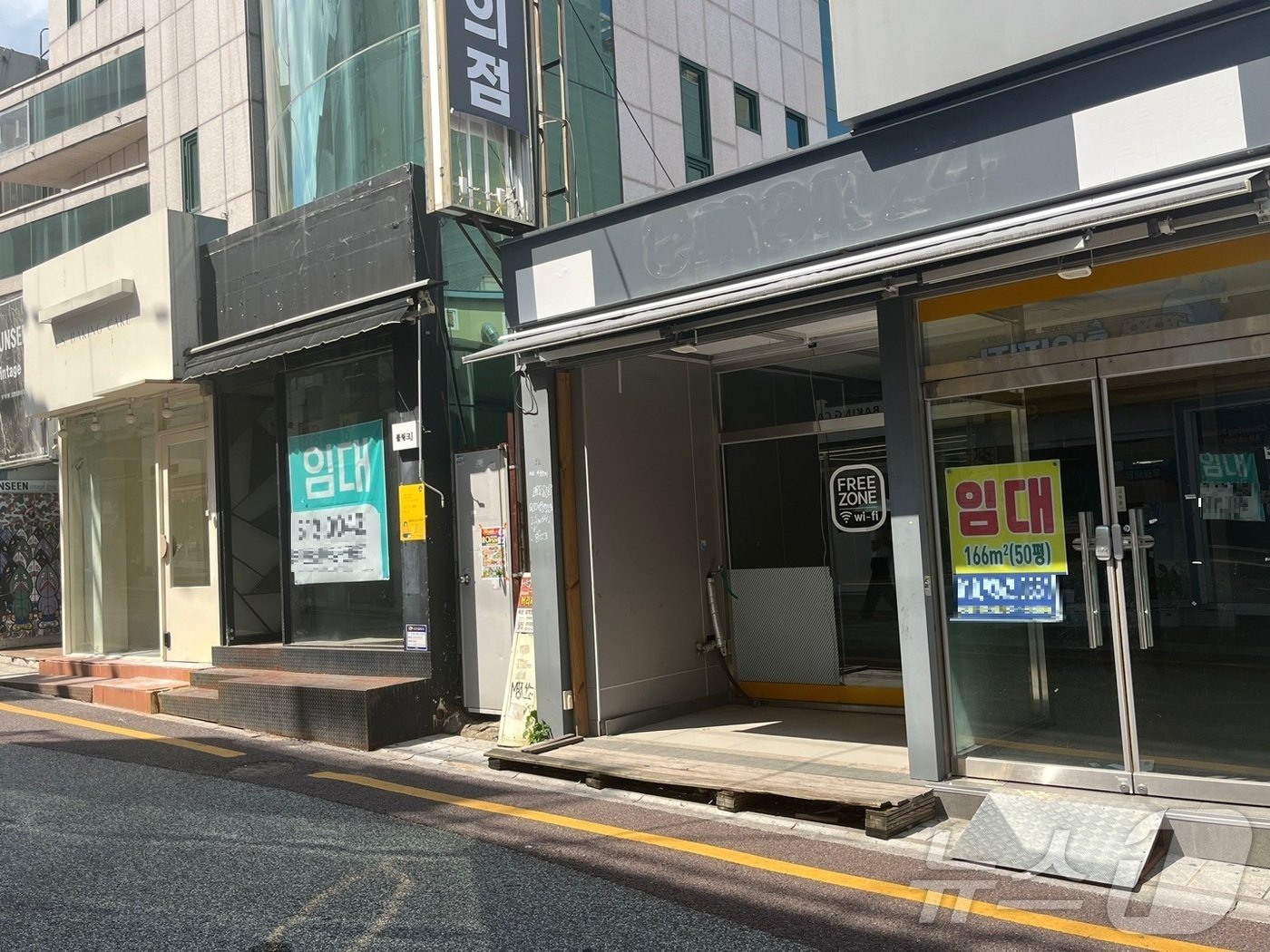 본문 이미지 - 14일 오후 부산 지하철 1호선 부산대역에서 150m 가량 떨어진 골목에는 비어있는 상점을 쉽게 볼 수 있다.2024.8.14/뉴스1 ⓒ News1 장광일기자