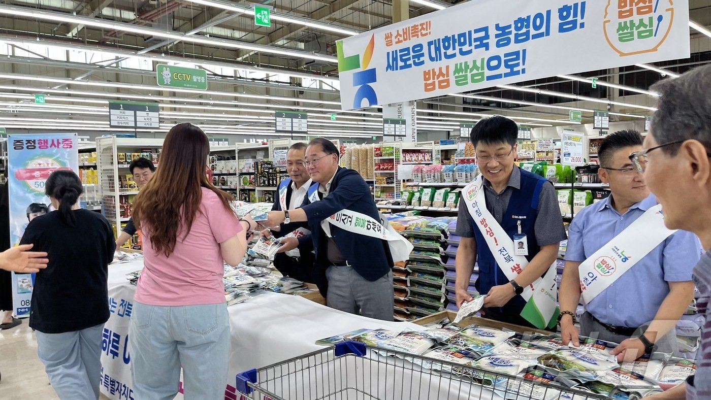 8일 김종훈 전북자치도 경제부지사가 &#39;전북 쌀 소비촉진 캠페인&#40;아침밥 먹기 운동&#41;&#39;에 동참한 가운데 시민들에게 홍보용 쌀을 전달하고 있다.2024.8.14.&#40;전북자치도 제공&#41;/뉴스1 