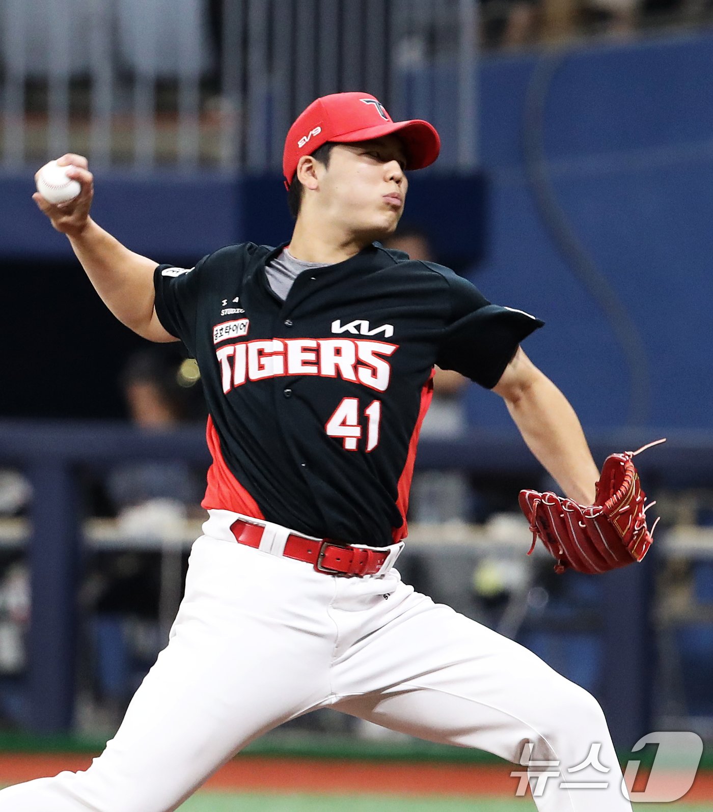 본문 이미지 - 14일 서울 구로구 고척스카이돔에서 열린 프로야구 '2024 신한 SOL 뱅크 KBO리그' KIA 타이거즈와 키움 히어로즈의 경기에서 1회말 KIA 선발투수 황동하가 역투하고 있다. 2024.8.14/뉴스1 ⓒ News1 오대일 기자