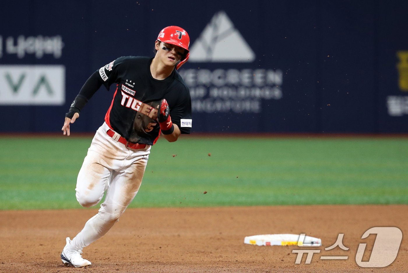 본문 이미지 - 질주하고 있는 김도영. ⓒ News1 오대일 기자