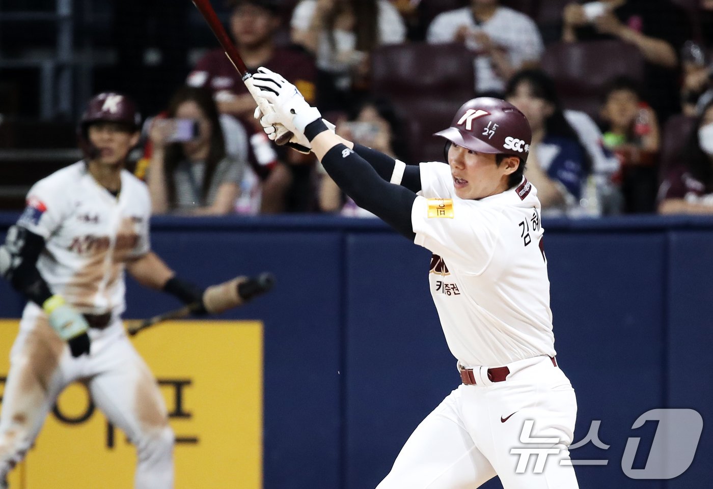 본문 이미지 - 14일 서울 구로구 고척스카이돔에서 열린 프로야구 '2024 신한 SOL 뱅크 KBO리그' KIA 타이거즈와 키움 히어로즈의 경기 3회말 키움 공격 1사 1루 상황에서 김혜성이 안타를 때리고 있다. 2024.8.14/뉴스1 ⓒ News1 오대일 기자