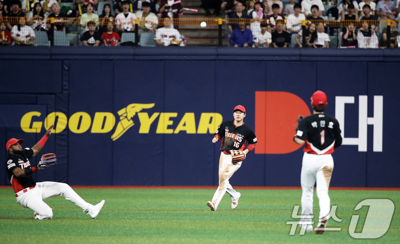 (서울=뉴스1) 오대일 기자 = 14일 서울 구로구 고척스카이돔에서 열린 프로야구 '2024 신한 SOL 뱅크 KBO리그' KIA 타이거즈와 키움 히어로즈의 경기에서 4회말 키움 …