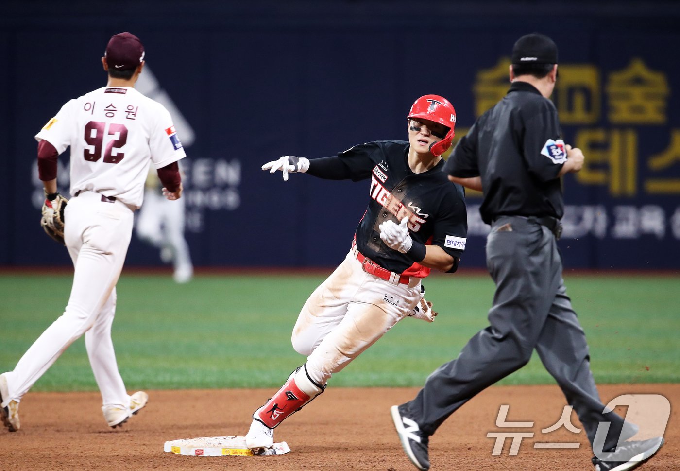 30-30 클럽에 도전하는 KIA 타이거즈 김도영&#40;21&#41;이 14일 서울 구로구 고척스카이돔에서 열린 프로야구 &#39;2024 신한 SOL 뱅크 KBO리그&#39; KIA 타이거즈와 키움 히어로즈의 경기 5회초 KIA 공격 1사 상황에서 우중간 펜스를 직격하는 3루타를 때린 후 전력 질주하고 있다. 2024.8.14/뉴스1 ⓒ News1 오대일 기자