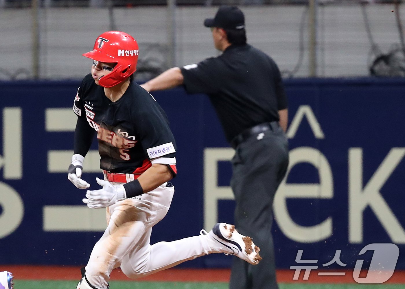 본문 이미지 - 30-30 클럽에 도전하는 KIA 타이거즈 김도영(21)이 14일 서울 구로구 고척스카이돔에서 열린 프로야구 '2024 신한 SOL 뱅크 KBO리그' KIA 타이거즈와 키움 히어로즈의 경기 5회초 KIA 공격 1사 상황에서 우중간 펜스를 직격하는 3루타를 때린 후 전력 질주하고 있다. 2024.8.14/뉴스1 ⓒ News1 오대일 기자