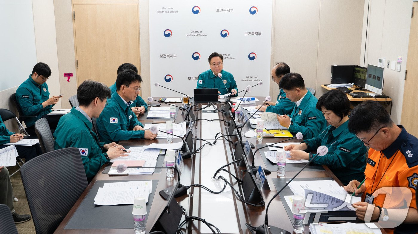 본문 이미지 - 조규홍 보건복지부 장관이 14일 세종시 보건복지부에서 코로나19 유행 동향 및 대응 방안 관계부처 점검 회의를 주재하고 있다. (보건복지부 제공) 2024.8.14/뉴스1
