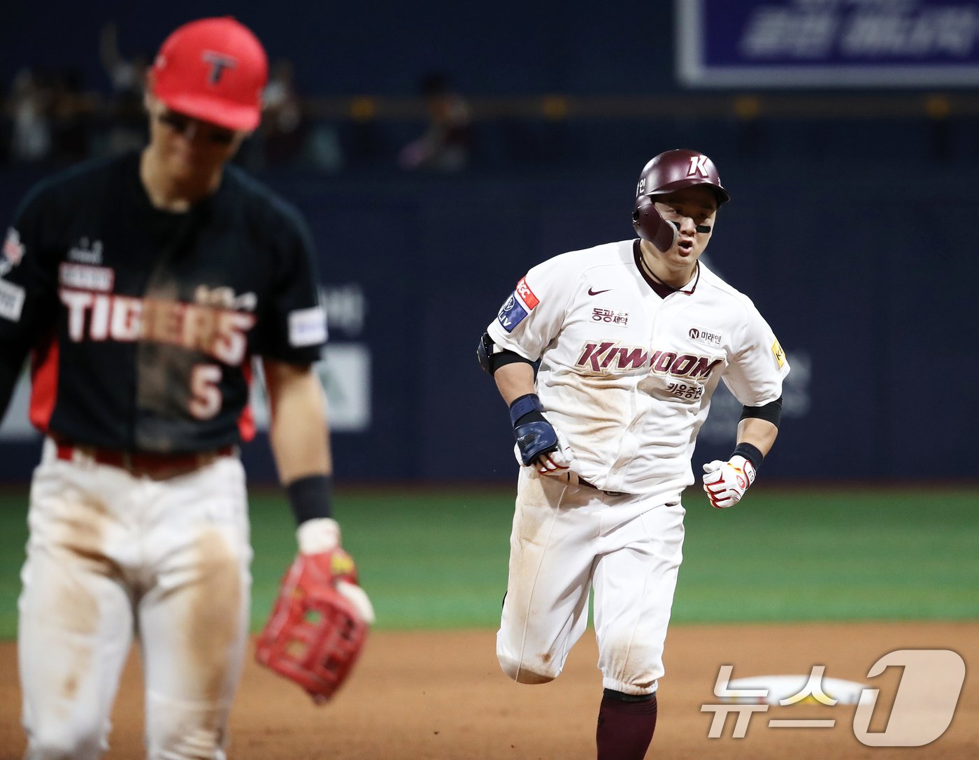본문 이미지 - 14일 서울 구로구 고척스카이돔에서 열린 프로야구 '2024 신한 SOL 뱅크 KBO리그' KIA 타이거즈와 키움 히어로즈의 경기 9회말 키움 공격 1사 상황에서 최주환이 끝내기 홈런을 쏘아올린 후 다이아몬드를 돌고 있다. 2024.8.14/뉴스1 ⓒ News1 오대일 기자