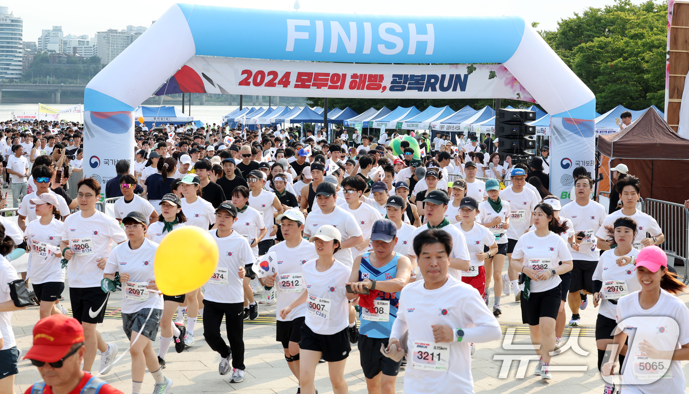 (서울=뉴스1) 김명섭 기자 = 15일 서울 여의도 한강공원 이벤트 광장에서 열린 광복절 마라톤 행사 '2024 모두의 해방, 광복RUN'에서 참가자들이 힘찬 출발을 하고 있다.참 …