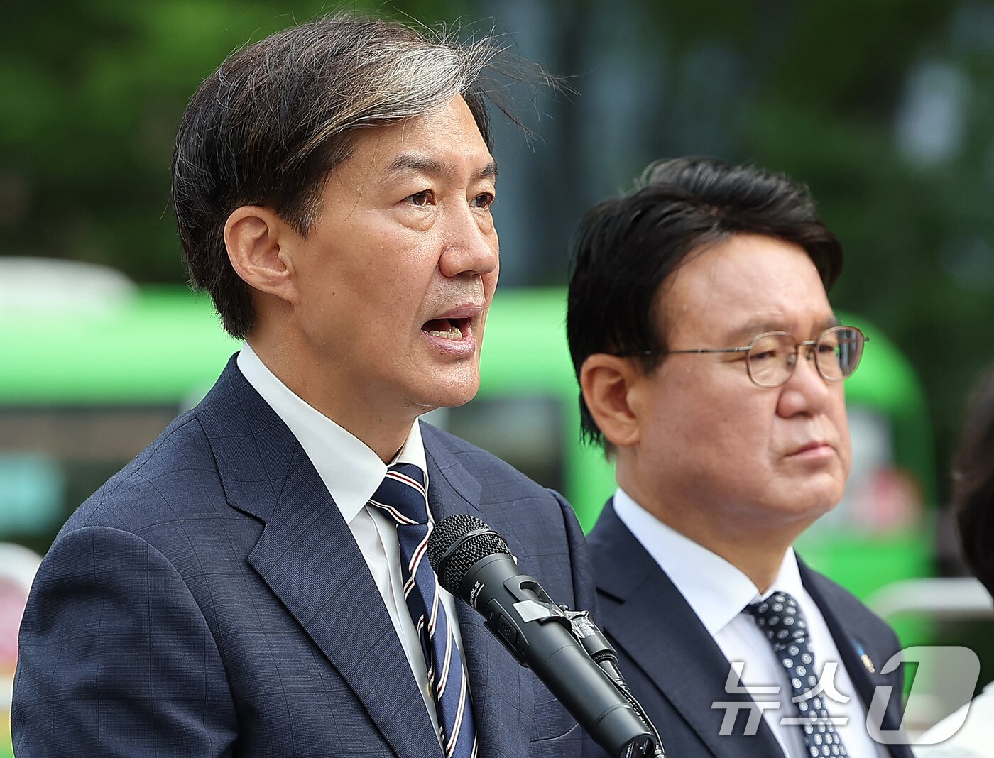 조국 조국혁신당 대표가 광복절인 15일 오전 서울 종로구 광화문광장 이순신 장군 동상 앞에서 열린 기자회견에서 윤석열 정권의 대일굴종외교 규탄 및 김형석 독립기념관장 임명 철회를 촉구하고 있다. 2024.8.15/뉴스1 ⓒ News1 김진환 기자