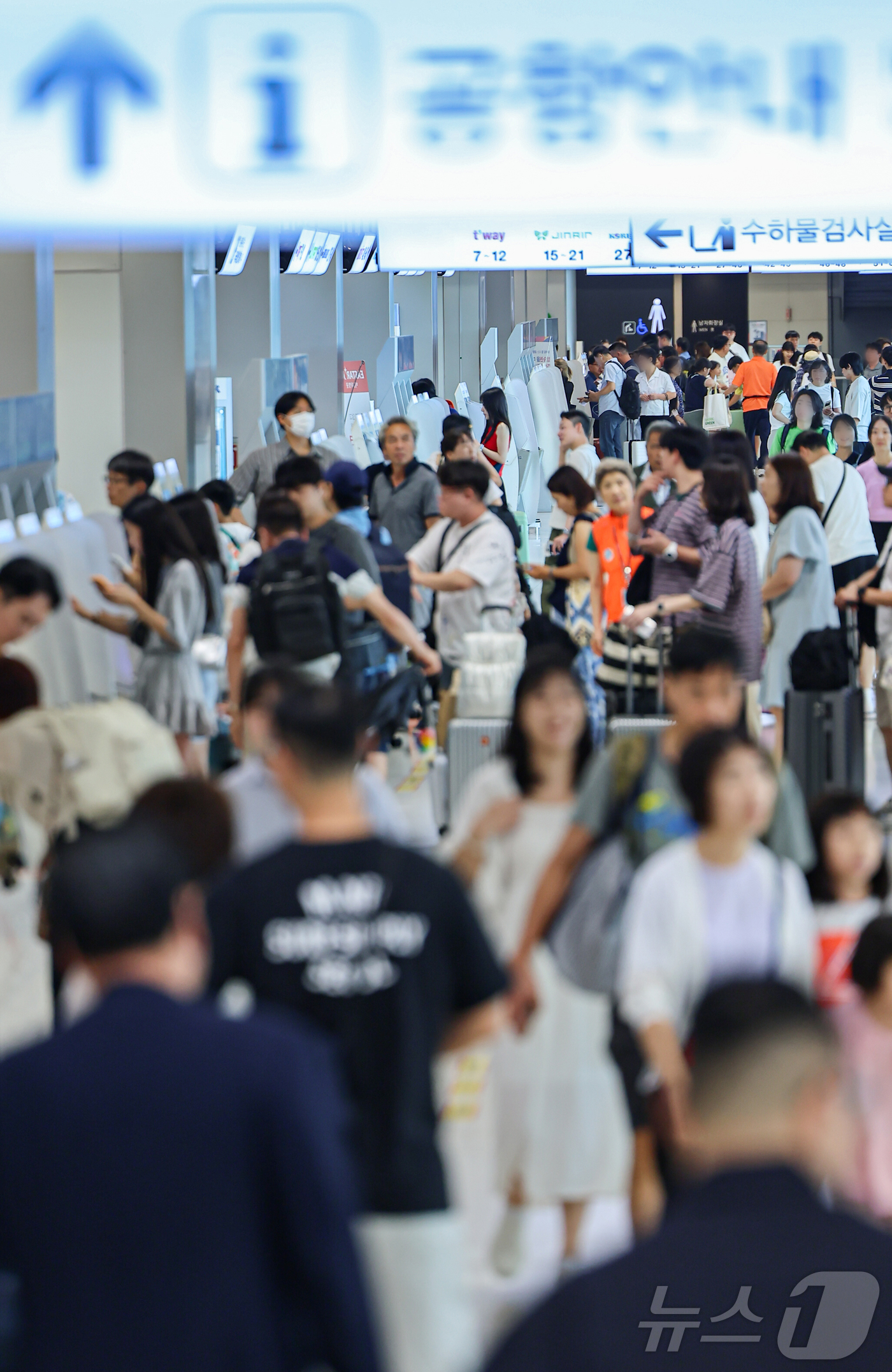 (서울=뉴스1) 김도우 기자 = 광복절인 15일 서울 강서구 김포공항 국내선청사에서 여행객들이 탑승수속을 기다리고 있다.제주도관광협회에 따르면 지난 14일부터 18일까지 닷새간 이 …