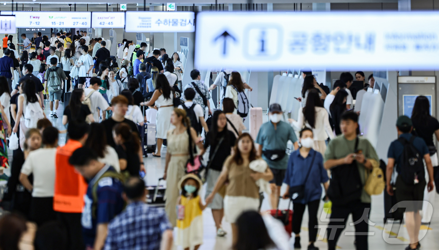 (서울=뉴스1) 김도우 기자 = 광복절인 15일 서울 강서구 김포공항 국내선청사에서 여행객들이 탑승수속을 기다리고 있다.제주도관광협회에 따르면 지난 14일부터 18일까지 닷새간 이 …