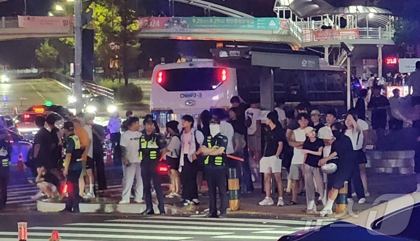 본문 이미지 - 15일 오전 1시께 충남 천안시 동남구 일봉산 사거리 일원 폭주를 구경하기 위해 교차로 교통섬에 사람들이 모여 들었다. 2024.8.15./뉴스1ⓒNews1 이시우 기자