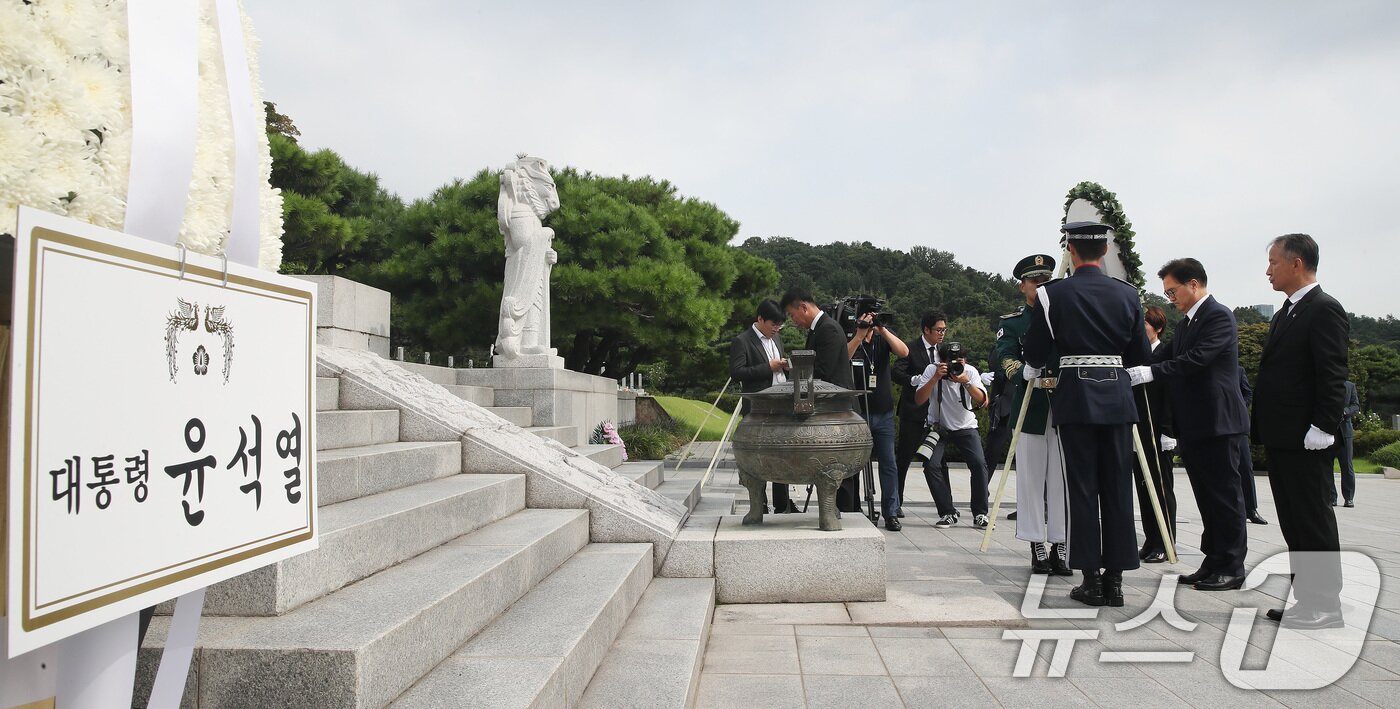 본문 이미지 - 우원식 국회의장이 제79주년 광복절인 15일 오전 서울 동작구 국립현충원 독립유공원 묘역 내 충열대를 찾아 참배하고 있다. 2024.8.15/뉴스1 ⓒ News1 임세영 기자