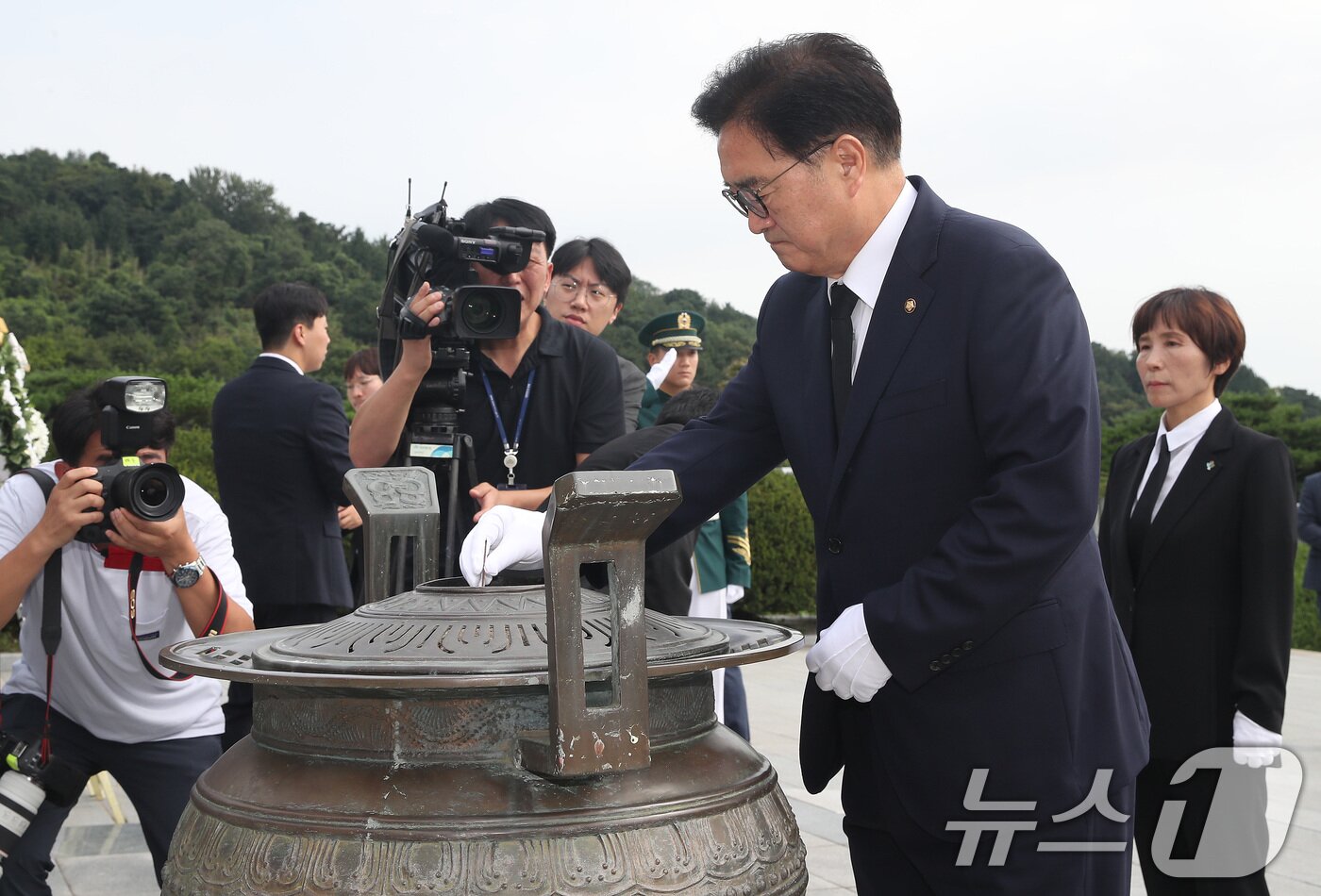 본문 이미지 - 우원식 국회의장이 제79주년 광복절인 15일 오전 서울 동작구 국립현충원 독립유공원 묘역 내 충열대를 찾아 참배하고 있다. 2024.8.15/뉴스1 ⓒ News1 임세영 기자