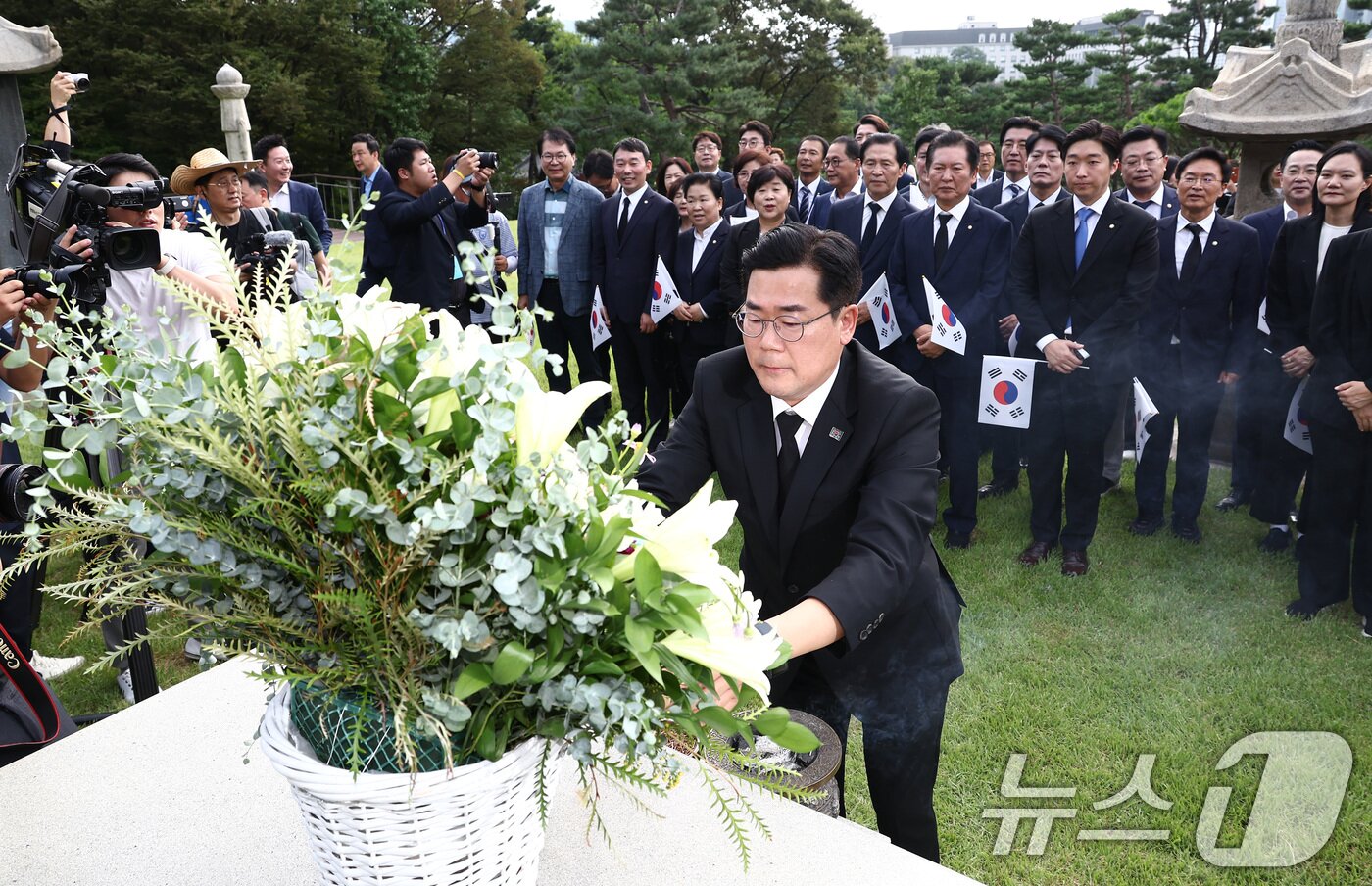 본문 이미지 - 박찬대 더불어민주당 대표 직무대행 겸 원내대표를 비롯한 지도부가 제79주년 광복절인 15일 오전 서울 용산구 효창공원 내 백범 김구 선생 묘역을 찾아 참배하고 있다. 2024.8.15/뉴스1 ⓒ News1 김민지 기자