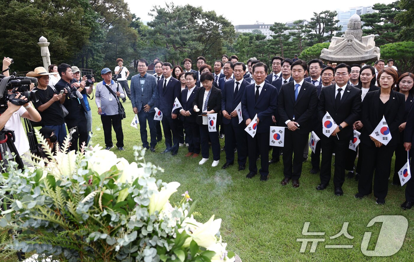 본문 이미지 - 박찬대 더불어민주당 대표 직무대행 겸 원내대표를 비롯한 지도부가 제79주년 광복절인 15일 오전 서울 용산구 효창공원 내 백범 김구 선생 묘역을 찾아 참배하고 있다. 2024.8.15/뉴스1 ⓒ News1 김민지 기자