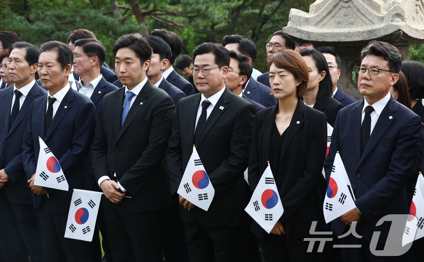 본문 이미지 - 박찬대 더불어민주당 대표 직무대행 겸 원내대표를 비롯한 지도부가 제79주년 광복절인 15일 오전 서울 용산구 효창공원 내 백범 김구 선생 묘역을 찾아 참배하고 있다. 2024.8.15/뉴스1 ⓒ News1 김민지 기자