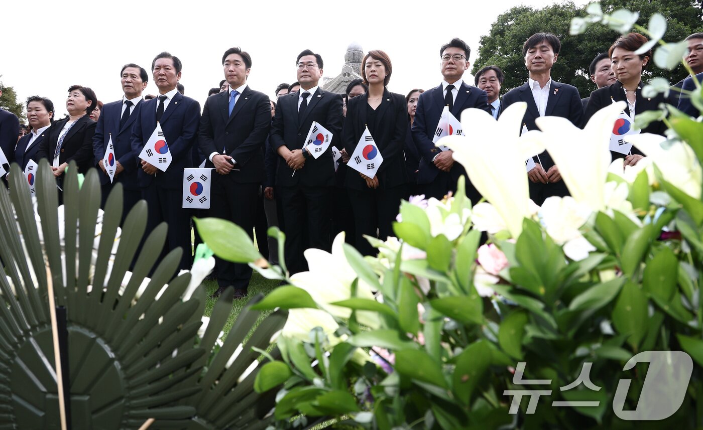 박찬대 더불어민주당 대표 직무대행 겸 원내대표를 비롯한 지도부가 제79주년 광복절인 15일 오전 서울 용산구 효창공원 내 백범 김구 선생 묘역을 찾아 참배하고 있다. 2024.8.15/뉴스1 ⓒ News1 김민지 기자