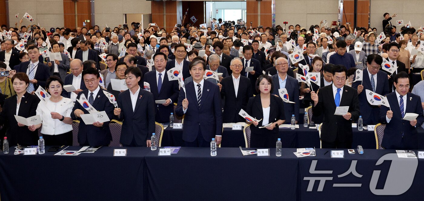 본문 이미지 - 제79주년 광복절인 15일 오전 서울 용산구 백범김구기념관에서 광복회가 주최한 8.15 광복절 기념식에서 박찬대 더불어민주당 원내대표, 조국 조국혁신당 대표 등 국회의원들과 참석자들이 광복절 노래를 부르고 있다. 2024.8.15/뉴스1 ⓒ News1 장수영 기자