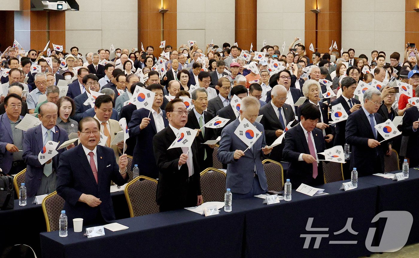 제79주년 광복절인 15일 오전 서울 용산구 백범김구기념관에서 광복회가 주최한 8.15 광복절 기념식에서 이종찬 광복회장&#40;앞줄 왼쪽&#41; 등 참석자들이 광복절 노래를 부르고 있다. 김형석 신임 독립기념관장의 역사관을 둘러싼 갈등이 봉합되지 않으면서 광복회를 비롯한 독립운동단체연합은 이날 자체 광복절 기념식을 열었다. 광복회의 광복절 기념식 불참은 1965년 창립 이후 처음이다. 2024.8.15/뉴스1 ⓒ News1 장수영 기자