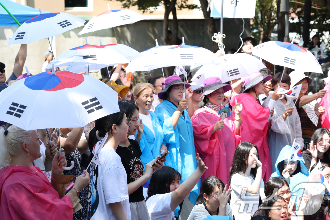 (광주=뉴스1) 김태성 기자 = 제79주년 광복절을 맞아 15일 광주광역시 광산구 월곡동 고려인마을에서 고려인동포와 시민, 학생 등 500여명이 참여한 가운데 열린 봉오동 전투 재 …