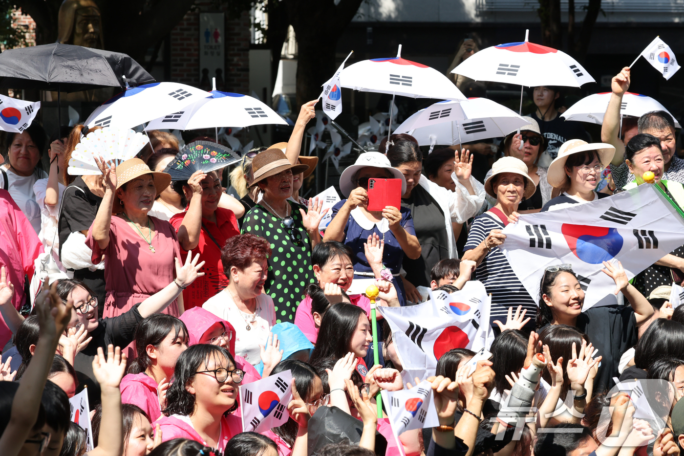 (광주=뉴스1) 김태성 기자 = 제79주년 광복절을 맞아 15일 광주광역시 광산구 월곡동 고려인마을에서 고려인동포와 시민, 학생 등 500여명이 참여한 가운데 열린 봉오동 전투 재 …