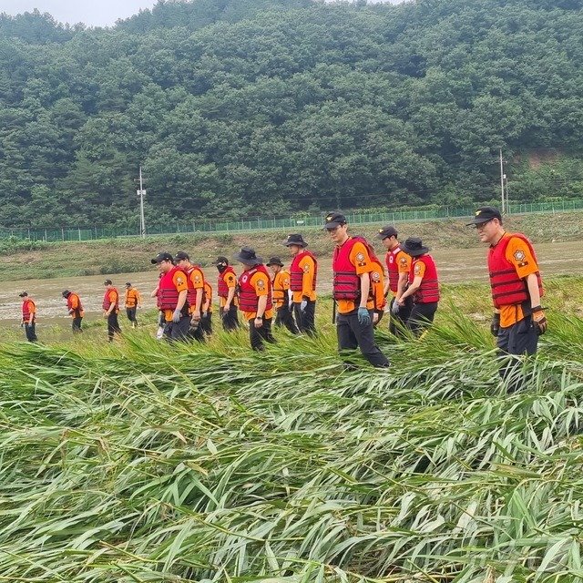 지난달 소방인력이 충북 영동군 심천면 일대에서 70대 실종자를 수색작업을 하고 있다. &#40;영동소방서 제공&#41; /뉴스1